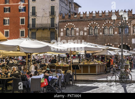 Ristorante sulla Piazza delle Erbe, Verona Foto Stock