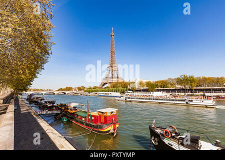 Francia, Parigi Torre Eiffel e tour in barca sul fiume Senna Foto Stock