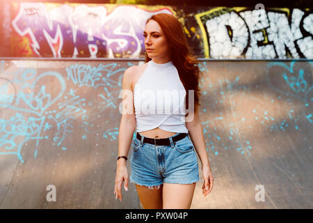 Ritratto di donna redheaded in uno skatepark Foto Stock