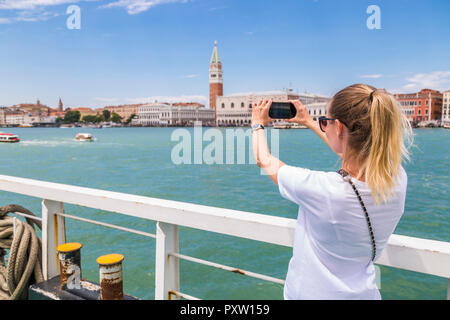 L'Italia, Venezia, turistica prendendo un immagine dello smartphone dalla città Foto Stock