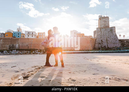 L'Italia, Molise, Termoli giovane coppia sulla spiaggia al tramonto Foto Stock