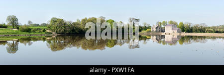 Regno Unito, Pembrokeshire, Carew Tidal Mill a Carew River Foto Stock