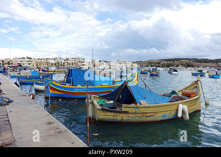 Una tempesta davanti si muove in oltre il porto di Marsaxlokk, Malta Foto Stock