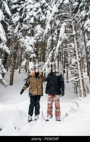 L'Italia, Modena, Cimone, sci giovane in piedi nella foresta di inverno Foto Stock