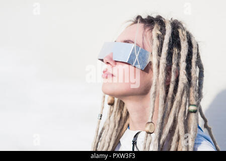 Donna bionda indossando occhiali da sole alieno pone a crateri della luna  Monumento Nazionale in Idaho. Concetto per extraterrestrial Foto stock -  Alamy