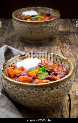 Chili con carne con il coriandolo e la panna acida Foto Stock