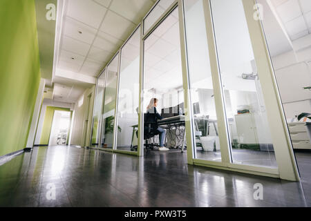 Donna che lavorano in ufficio moderno Foto Stock