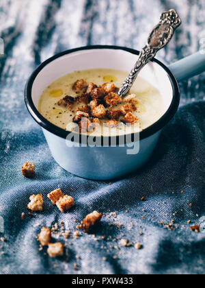 Crema di zuppa di verdure con crostini Foto Stock