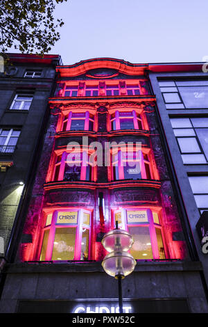 Farbig beleuchtetes Haus in der Münchner Neuhauser Strasse, Einkaufsstrasse, colorata casa illuminata a Monaco di Baviera Neuhauser Strasse, la via dello shopping, Casa Foto Stock