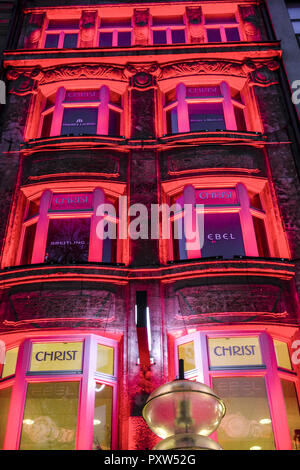 Farbig beleuchtetes Haus in der Münchner Neuhauser Strasse, Einkaufsstrasse, colorata casa illuminata a Monaco di Baviera Neuhauser Strasse, la via dello shopping, Casa Foto Stock