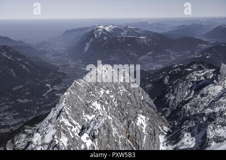 Blick von der Zugspitze ins Alpenvorland und Garmisch Partenkirchen, vista dal Zugspitze a Prealpi e Garmisch Partenkirchen, Zugsp Foto Stock
