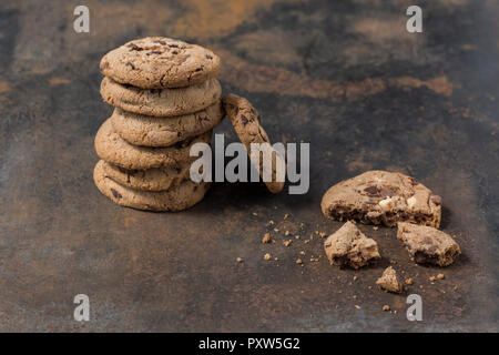 Pila di biscotti al cioccolato sul metallo arrugginito Foto Stock