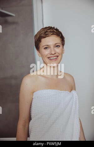 Ritratto di felice Donne avvolte in permanente di asciugamani in bagno Foto Stock