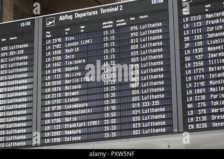 Abflugtafel am Münchner Flughafen, München, Bayern, Deutschland, Europa Foto Stock