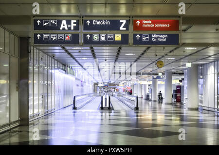 Laufband am terminale 1, Flughafen München, Bayern, Deutschland, Europa Foto Stock
