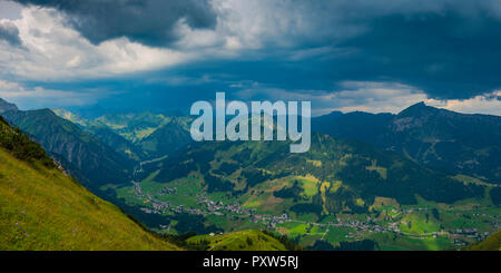 Austria, Allgaeu Alpi, Vorarlberg, vista da Walmendinger Horn a poco valle Walser, avvicinando temporale Foto Stock