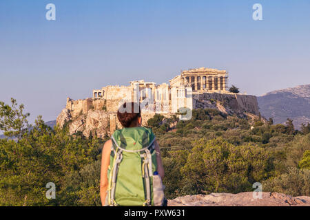 La Grecia, Atene, per turisti in cerca dell'Acropoli dalla pnice Foto Stock