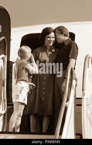 Il presidente Jimmy Carter nuzzles le First Lady - Rosalynn Carter su vederla fuori su una missione ufficiale in Sud America. Figlia Amy guarda a. Foto Stock