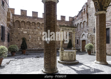 Innenhof des Palazzo Chigi Saracini a Siena, Toskana, Italien, Europa (www.allover.cc/TPH) Foto Stock