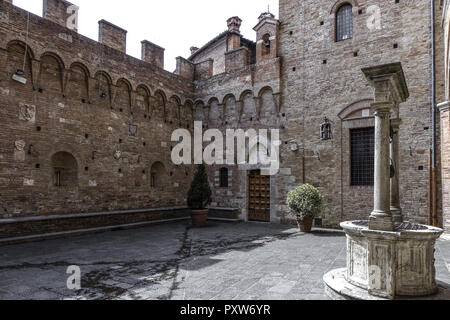 Innenhof des Palazzo Chigi Saracini a Siena, Toskana, Italien, Europa (www.allover.cc/TPH) Foto Stock