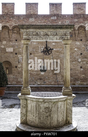 Innenhof des Palazzo Chigi Saracini a Siena, Toskana, Italien, Europa (www.allover.cc/TPH) Foto Stock