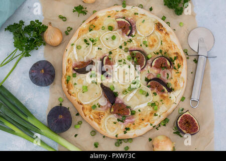In casa Tarte Flambee con fichi, cipolline e formaggio di capra Foto Stock