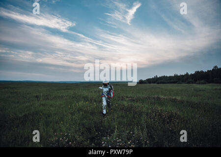 Spaceman esplorando la natura, passeggiate in Prato Foto Stock