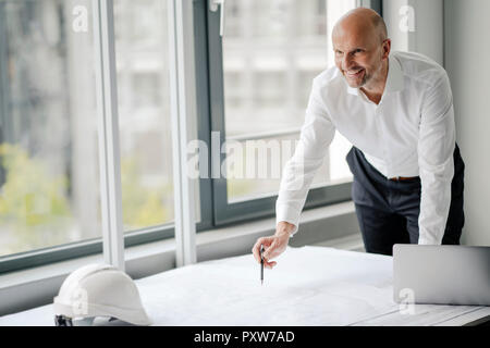 Ingegnere di lavoro nel suo ufficio Foto Stock