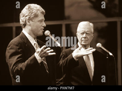 L ex Presidente Jimmy Carter presta il suo sostegno al governatore democratico Bill Clinton nel 1992 come Clinton stava facendo la sua prima offerta per la Casa Bianca. L annuncio è stato tenuto in Atlanta, Georgia al Carter Presidential Library. Foto Stock