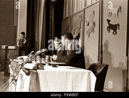 1970 Georgia gubernatorial dibattito tra Jimmy Carter e Hal muta in ottobre 1970 in una scuola elementare auditorium di Atlanta, Georgia. - Per la licenza di questa immagine, fare clic sul carrello di seguito - Foto Stock