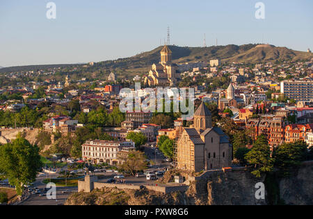 La Georgia, Tbilisi, fiume Kura e Cattedrale di Sameba nella città vecchia Foto Stock