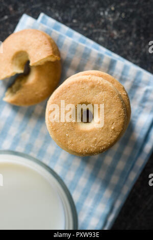 Dolce biscotti burroso sul tovagliolo a scacchi. Foto Stock