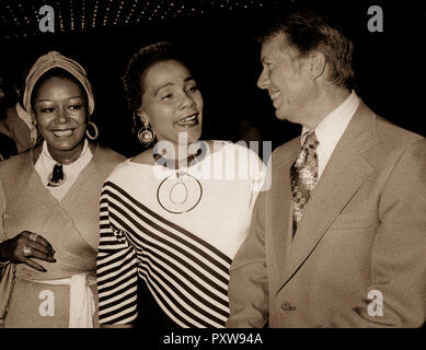 Governatore Jimmy Carter della Georgia - un candidato democratico alla presidenza - con Coretta Scott King (centrale), vedova del compianto Dott. Martin Luther King Jr. presso un'Atlanta i diritti civili conferenza. Foto Stock