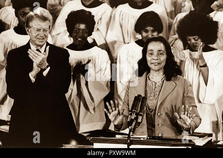 Il presidente Jimmy Carter con Coretta Scott King, vedova del compianto Dott. Martin Luther King Jr. al King's Ebenezer chiesa battista di Atlanta. Foto Stock