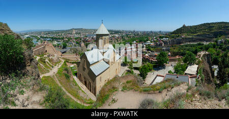 La Georgia, Tbilisi, Chiesa di San Nicholas visto dalla fortezza di Narikala Foto Stock