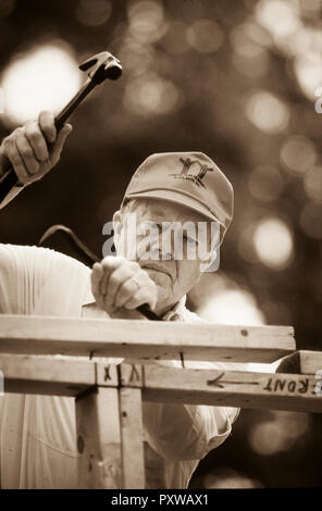 L ex Presidente Jimmy Carter opere che incornicia un Habitat for Humanity house. Foto Stock