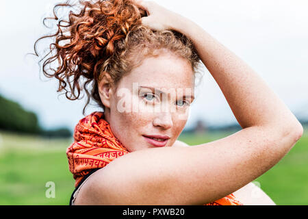 Ritratto di freckled giovane donna con ricci capelli rossi Foto Stock