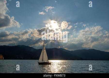 In Germania, in Baviera, Baviera, valle Tegernsee, lago Tegernsee, Bad Wiessee, barca a vela al tramonto, visto dal punto di penisola Foto Stock