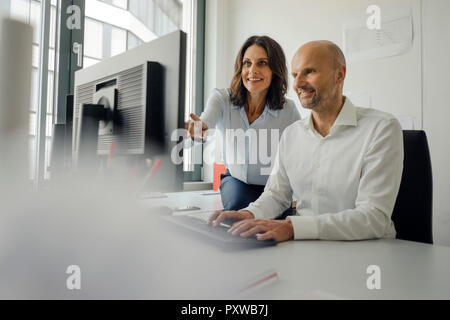 Imprenditore e la donna che lavorano insieme in ufficio Foto Stock