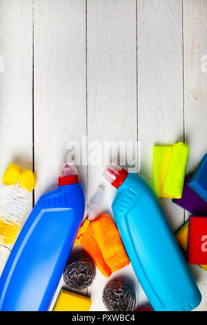 Articoli per la casa o di un ufficio di pulizia su un bianco sullo sfondo di legno. Foto Stock