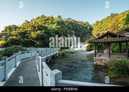 Cina, Guizhou, Tianhe parco piscina, cascata Foto Stock