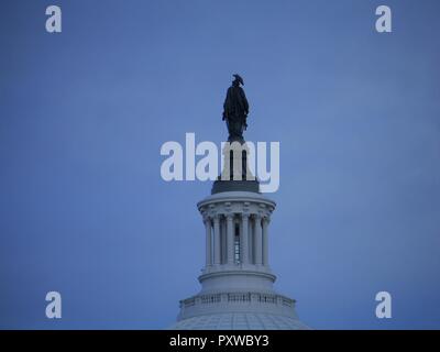 Primo piano della Statua della libertà contro un cielo blu in cima alla cupola del Campidoglio a Washington DC. Foto Stock