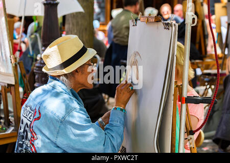 Parigi - 14 giugno 2014: pittore pubblica sulla collina di Montmartre a Parigi. Foto Stock