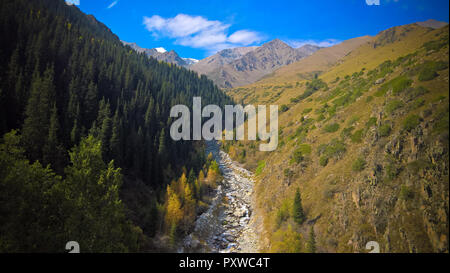 Una piccola cascata a Too-Ashuu pass e Kara Balta fiume e valle a Chuy regione del Kirghizistan Foto Stock