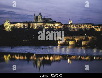 Prag, Altstadt mit Hradschin und Karlsbruecke, nachts, Tschechische Republik Foto Stock