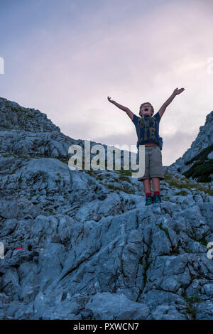 Salisburgo, Austria Membro, Loferer Steinberge, ragazzo su una escursione di tifo in montagna Foto Stock