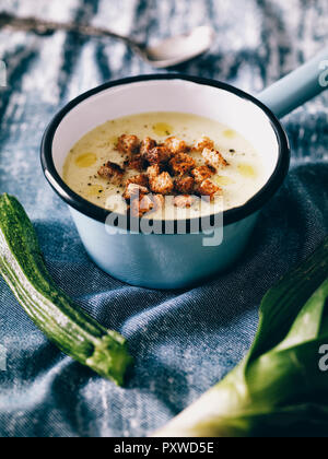 Crema di zuppa di verdure con crostini Foto Stock