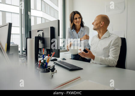 Imprenditore e la donna che lavorano insieme in ufficio Foto Stock