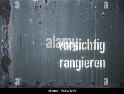 Schrift vorsichtig rangieren auf altem Bahnwagon, dettaglio Foto Stock