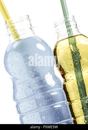 Zwei Plastikflaschen mit farbigen Energydrinks, Strohhalme Foto Stock